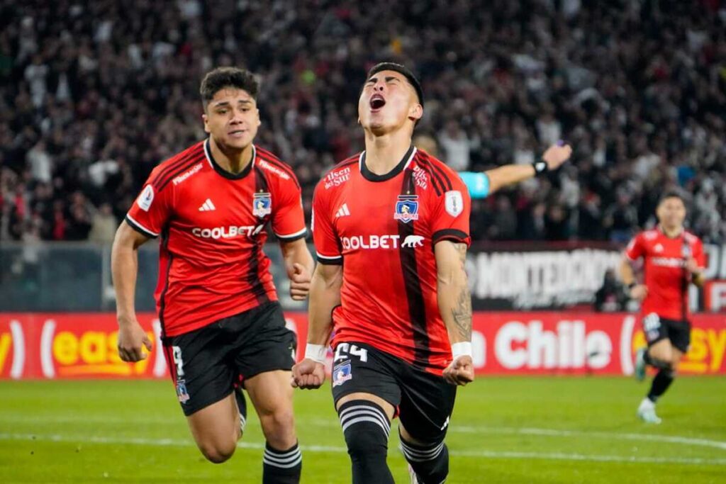 Jordhy Thompson celebrando un gol por Colo-Colo.