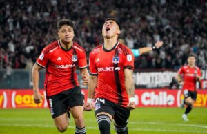 Jordhy Thompson celebrando un gol por Colo-Colo.
