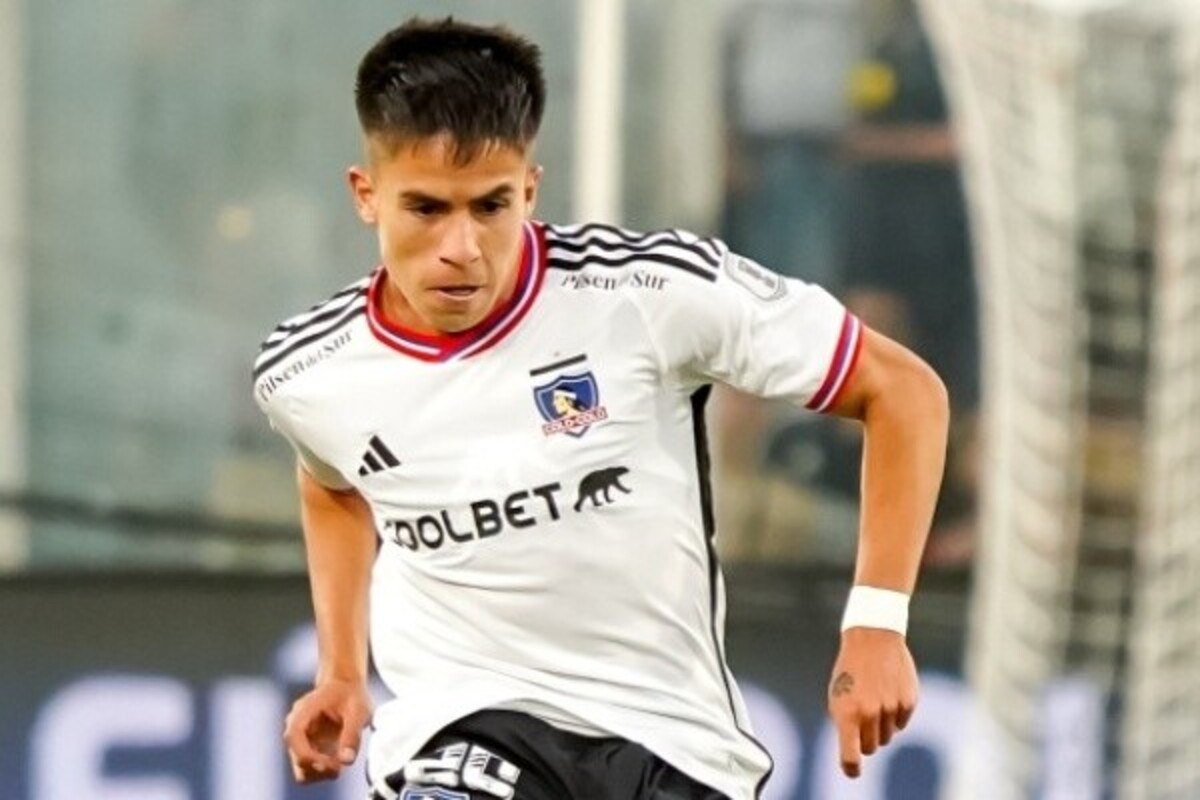 Matías Moya jugando un partido de fútbol con la camiseta de Colo-Colo.