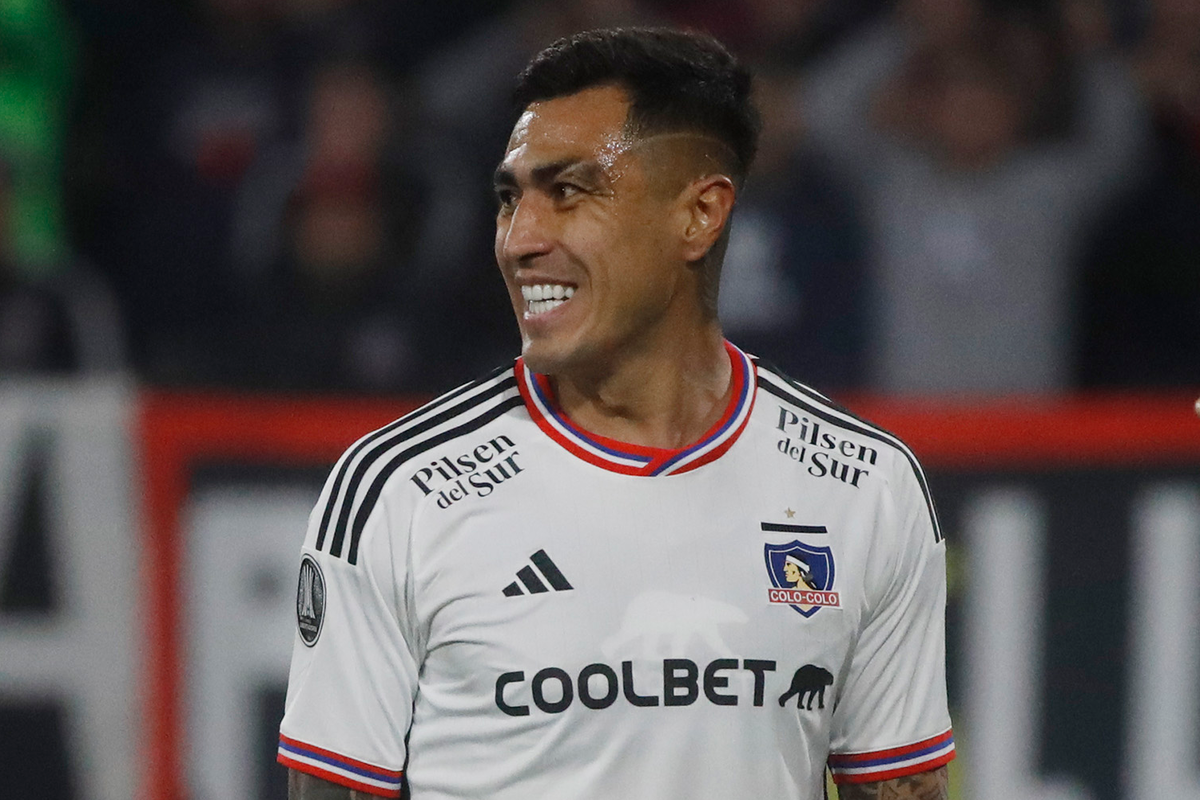 Darío Lezcano sonriendo en medio de un partido con la camiseta de Colo-Colo.