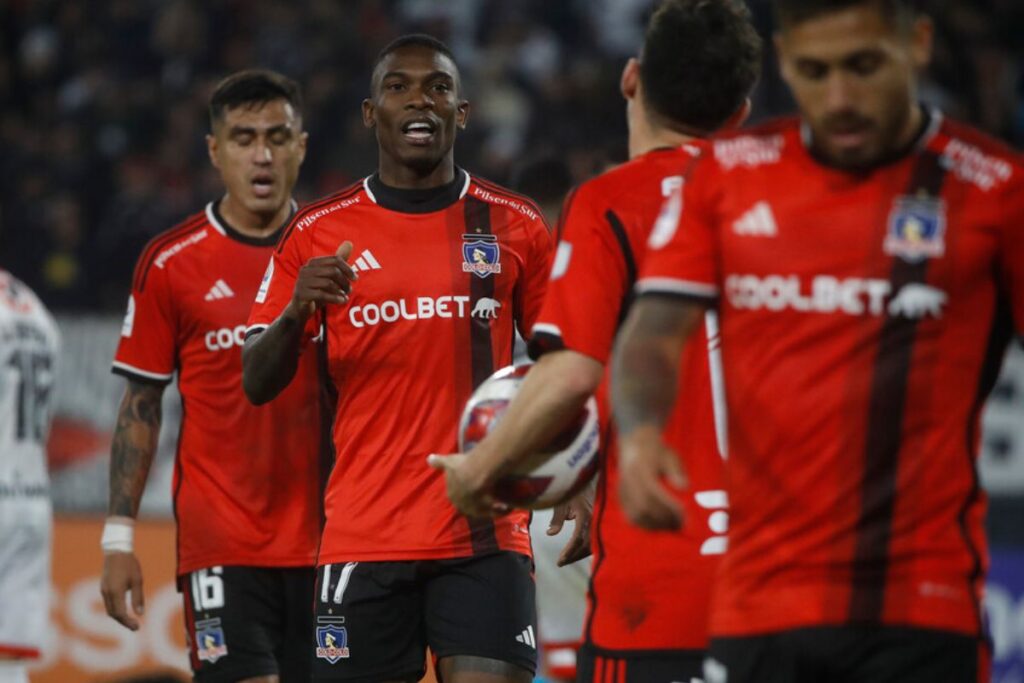 Grupos de jugadores de Colo-Colo conversando en la cancha