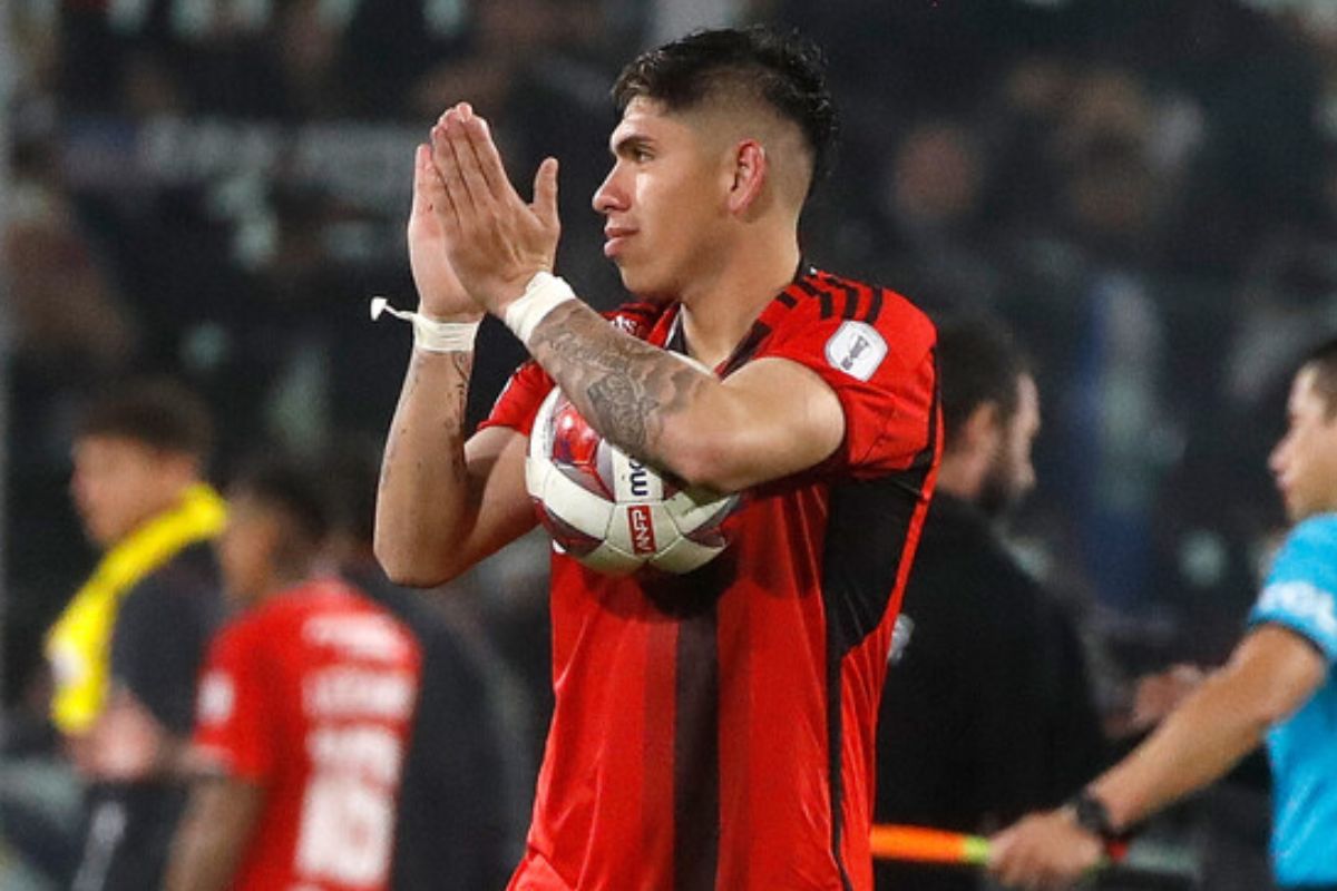 Carlos Palacios aplaudiendo mientras tiene el balón en su pecho