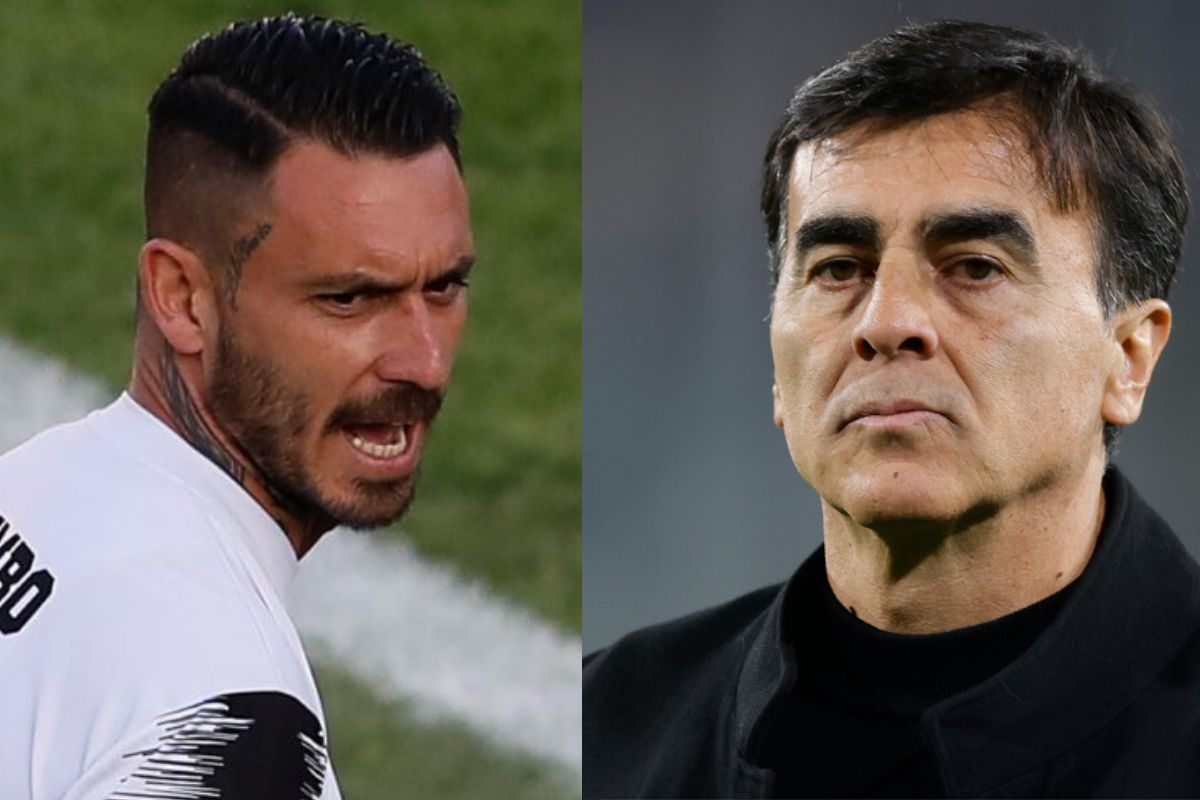 Mauricio Pinilla con la boca abierta y Gustavo Quinteros con un rostro serio