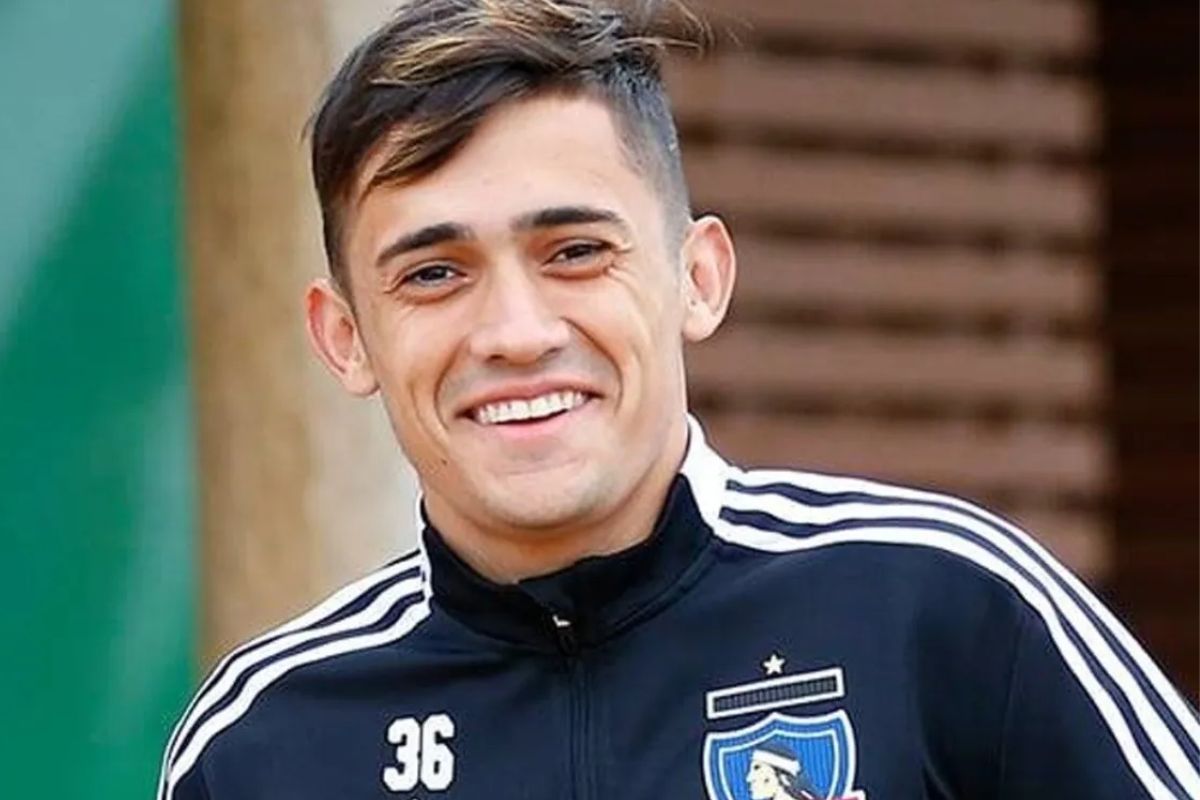 Primero plano de Pablo Solari sonriendo usando el buzo de Colo-Colo