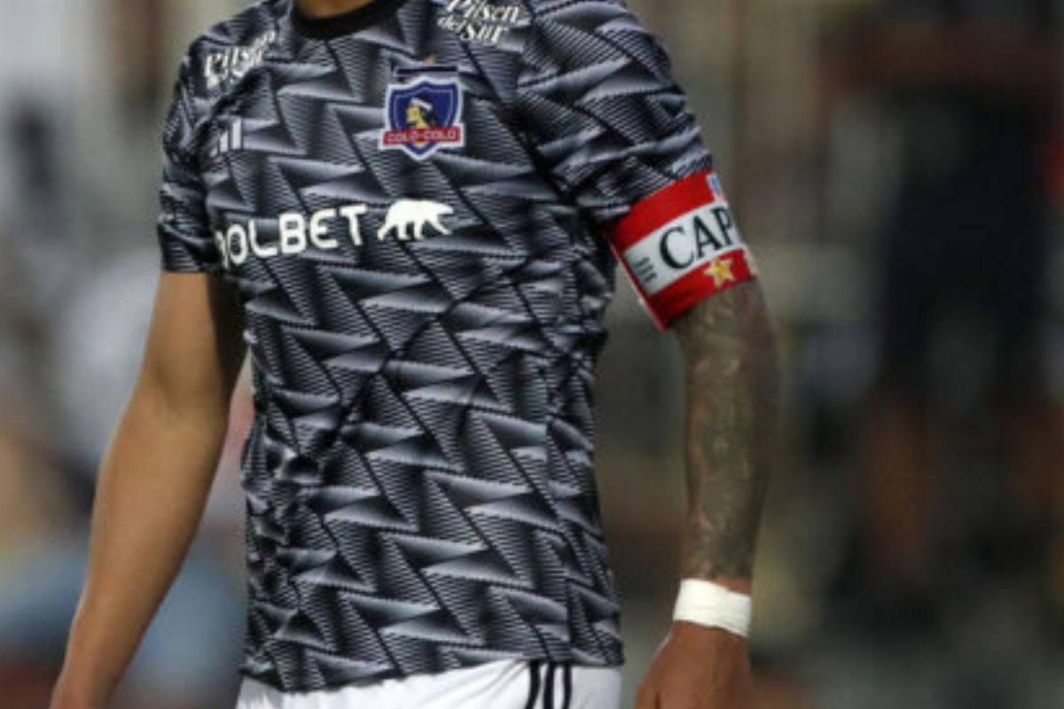 Camiseta de Colo-Colo usada por un jugador que tiene la cinta de capitán