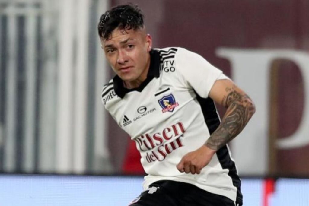 Cristián Zavala jugando fútbol con la camiseta de Colo-Colo