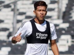 Ervin Vaca jugando y levantando el pulgar
