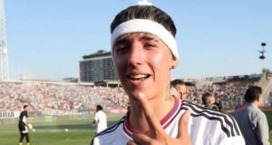 Pailita con la mano levantada y la camiseta de Colo-Colo
