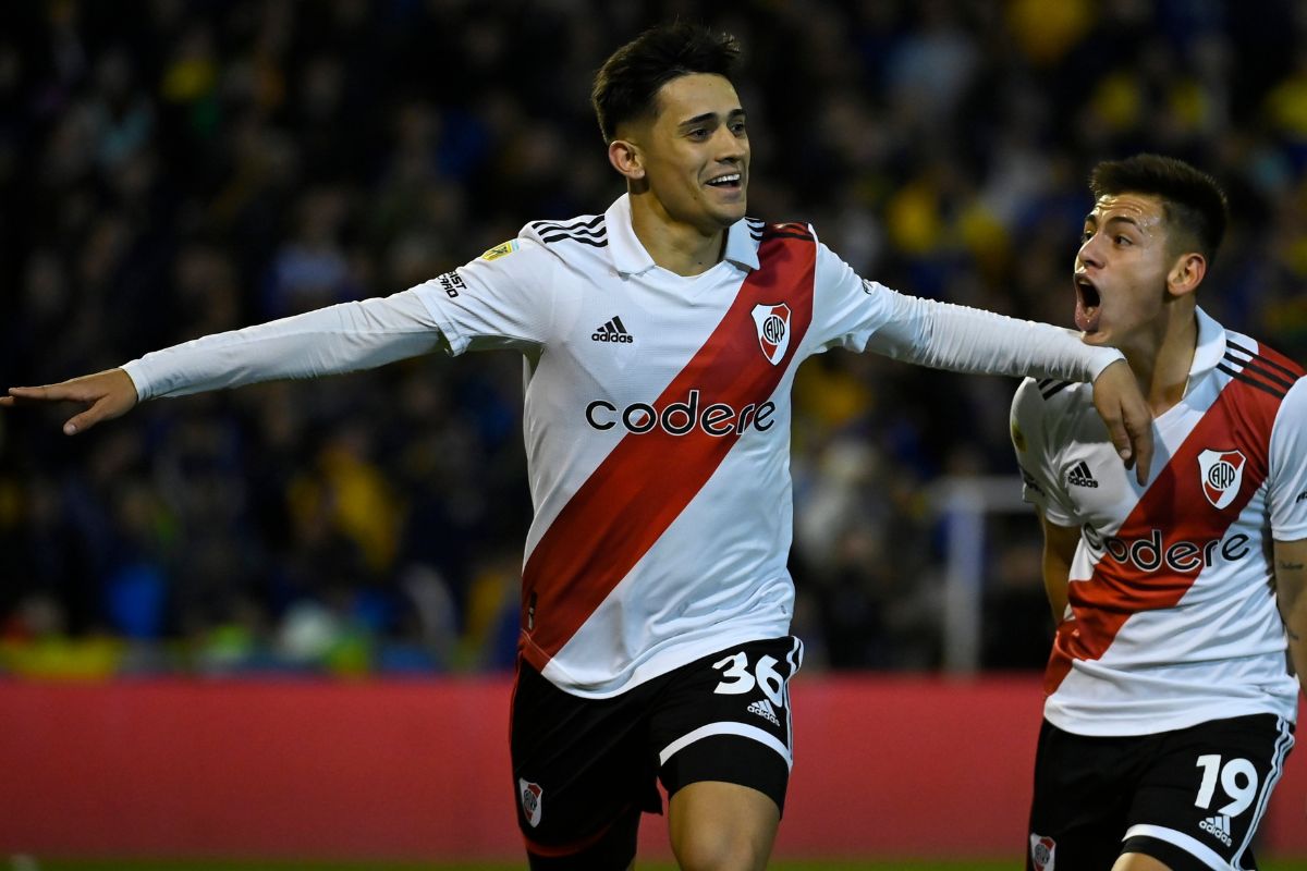 Pablo Solari corriendo con los brazos a los costados