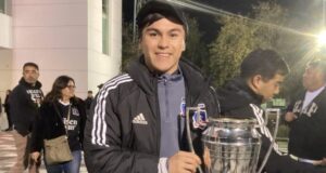 Bastián Silva con el buzo de Colo-Colo mientras sostiene el trofeo de campeón