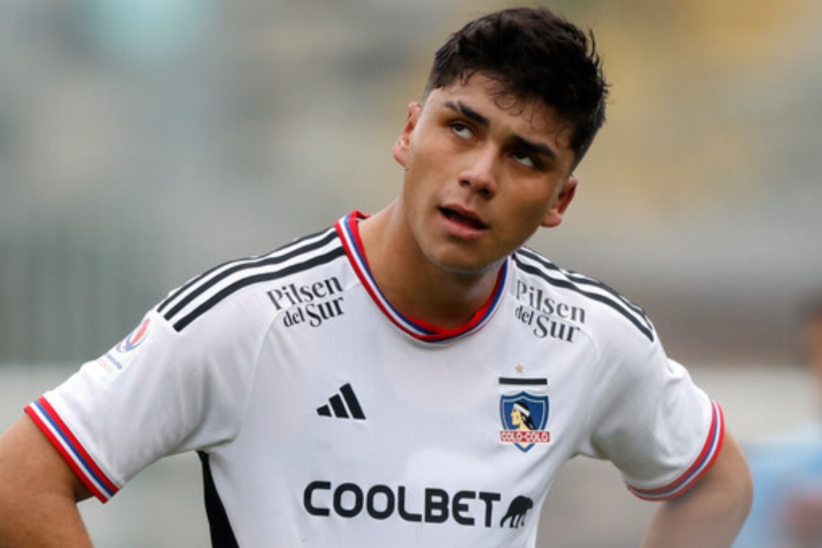 Damián Pizarro mirando hacia arriba mientras usa la camiseta de Colo-Colo