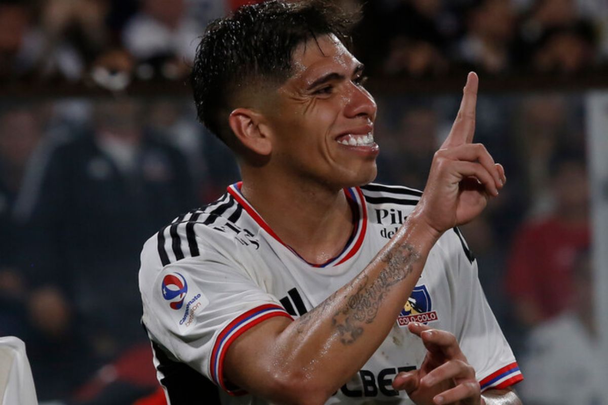 Carlos Palacios sonriendo con la mano levantada tras anotar por Colo-Colo