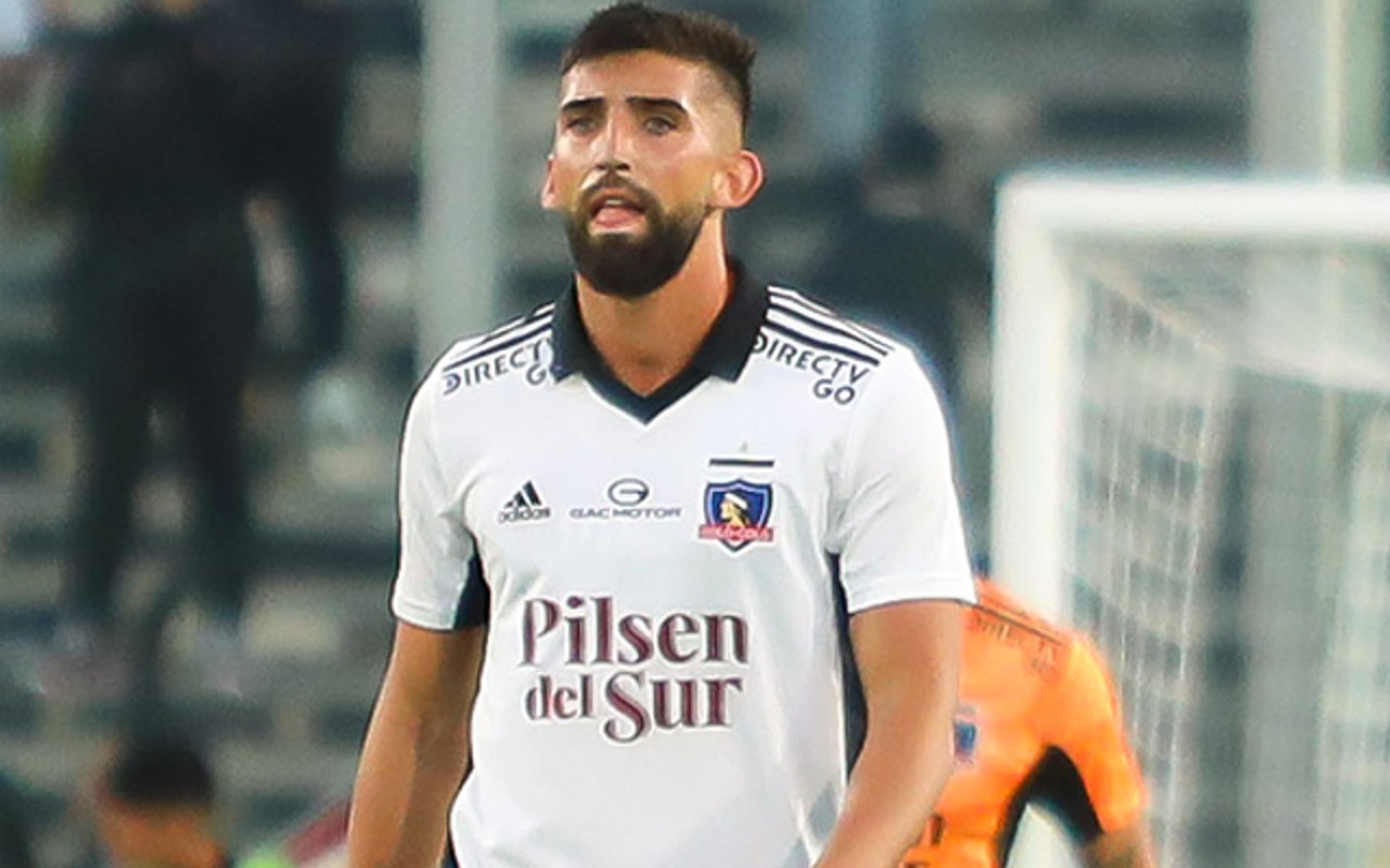 Emiliano Amor con la camiseta de Colo Colo y la boca abierta