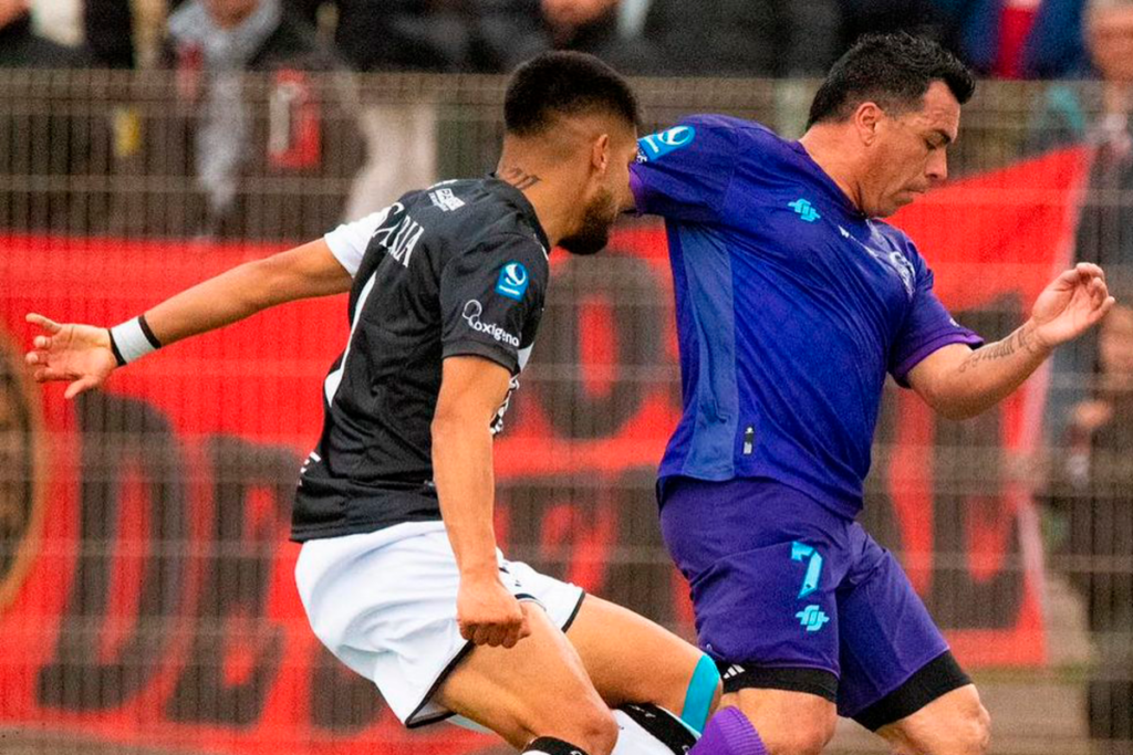 Esteban Paredes disputando un balón en su regreso al fútbol profesional con la camiseta de San Antonio Unido