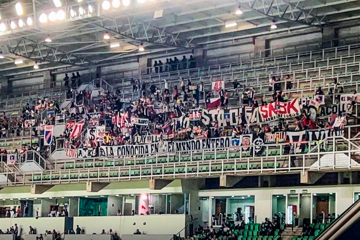 Hinchas de Colo-Colo en el Estadio Raimundo Sampaio en la derrota 5-1 sufrida a manos de América Mineiro por Copa Sudamericana.