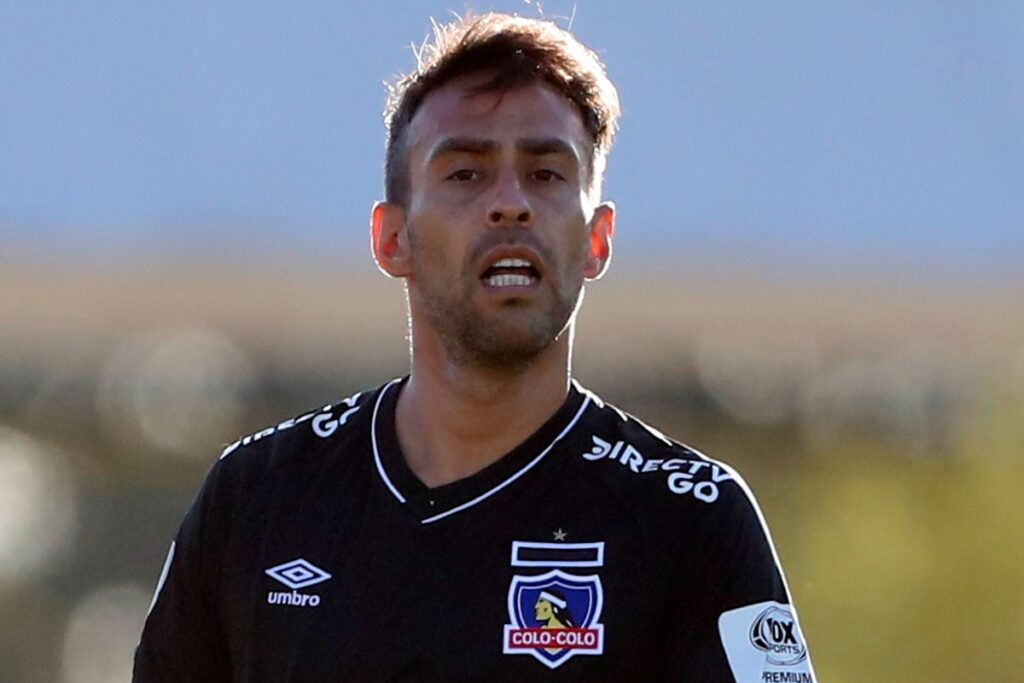 Jorge Valdivia usa la camiseta de Colo-Colo y tiene la boca abierta