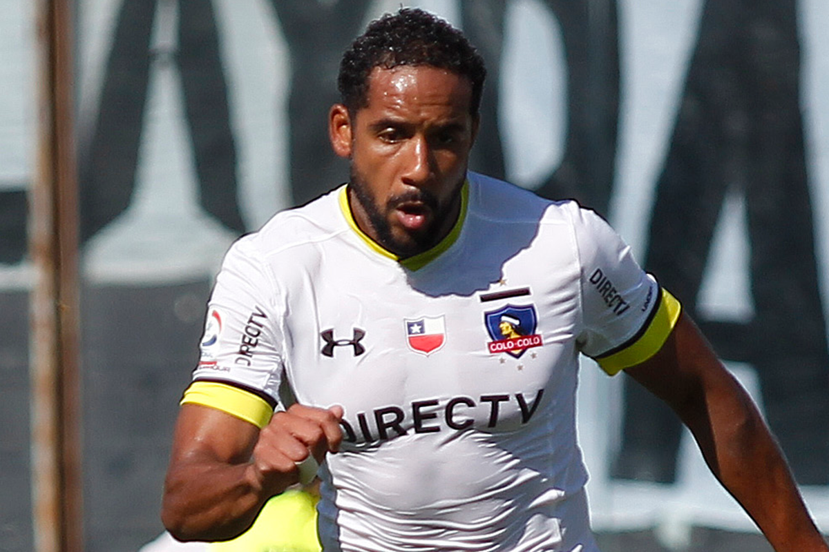 Jean Beausejour defendiendo la camiseta de Colo-Colo antes de fichar por Universidad de Chile.