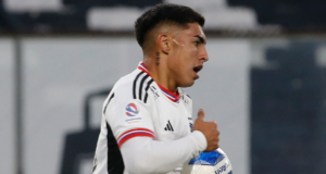 Jordhy Thompson celebrando un gol en el triunfo 5-4 de Colo-Colo sobre Deportivo Cali en un amistoso disputado en el Estadio Monumental.