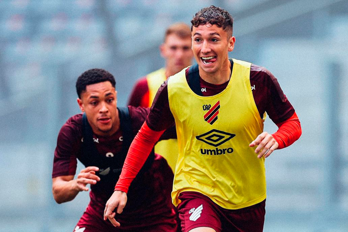 Luciano Arriagada sonriendo mientras entrena junto a sus compañeros de Athletico Paranaense.