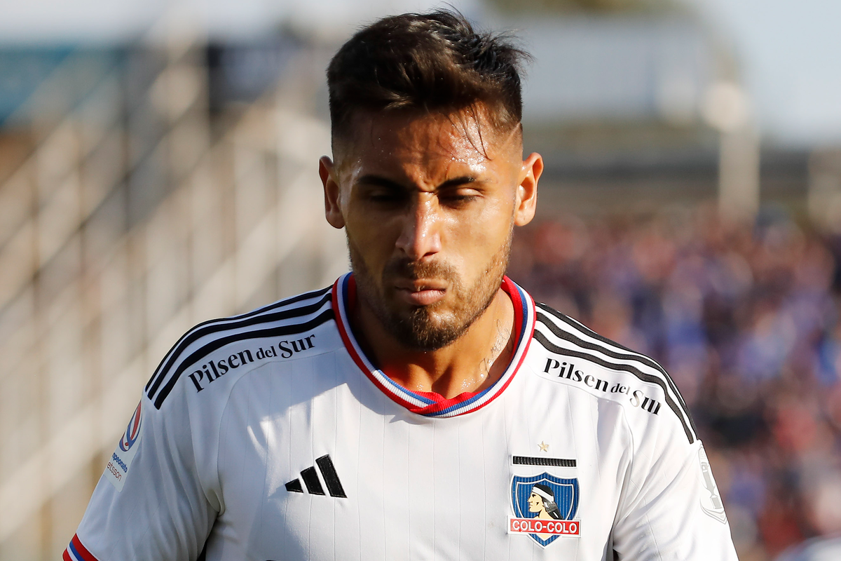 Marcos Bolados con la mirada cabizbaja se retira de la cancha principal del Estadio Monumental tras defender la camiseta de Colo-Colo.