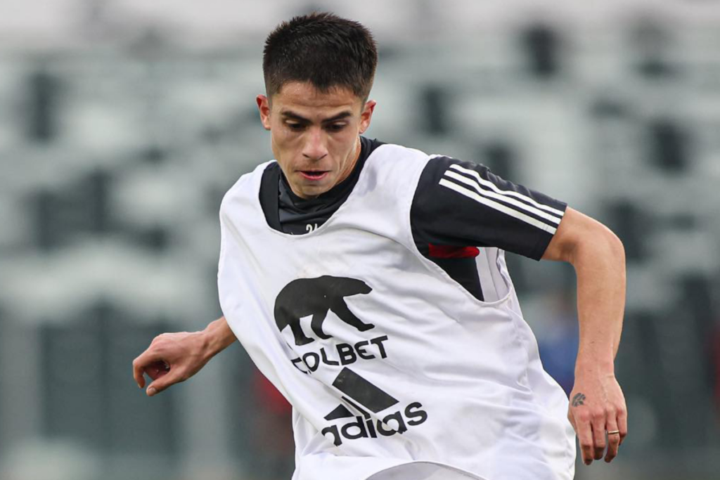 Matías Moya en medio de un entrenamiento con la camiseta de Colo-Colo.