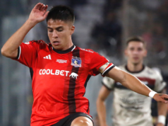 Matías Moya defendiendo la camiseta de Colo-Colo en un amistoso en el marco de la despedida de Esteban Paredes del fútbol profesional.