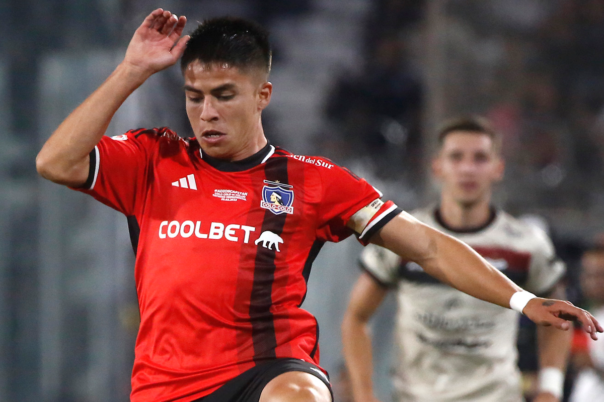 Matías Moya defendiendo la camiseta de Colo-Colo en un amistoso en el marco de la despedida de Esteban Paredes del fútbol profesional.