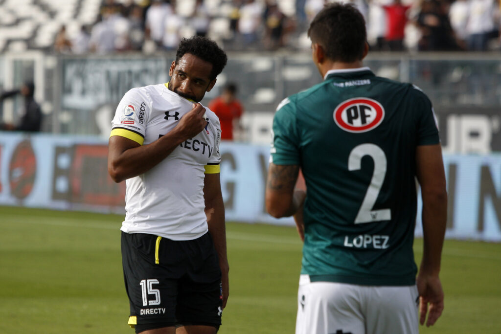 Jean Beausejour covering his mouth with a Colo-Colo shirt during an official match against Santiago Wanderers.