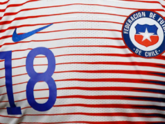 Camiseta alternativa de la selección chilena con el dorsal 18.