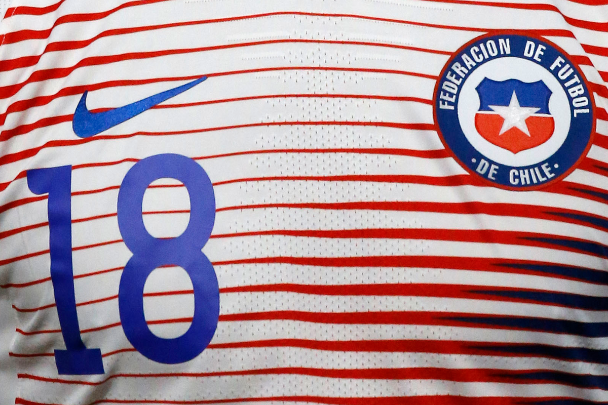 Camiseta alternativa de la selección chilena con el dorsal 18.