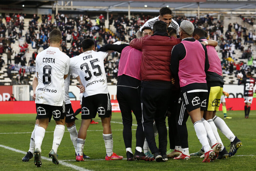 Plantel de Colo-Colo celebrando un gol en el triunfo ante Deportes Antofagasta en el 2021.