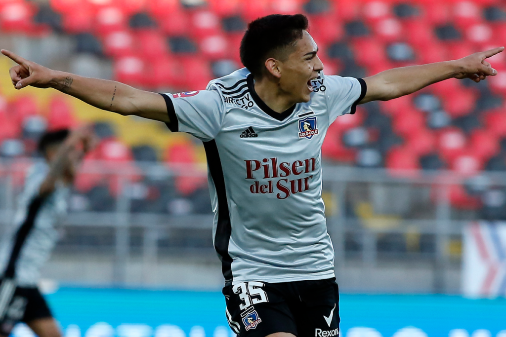 Joan Cruz festejando un gol en Colo-Colo en la final de la Copa Chile 2021 ante Everton.