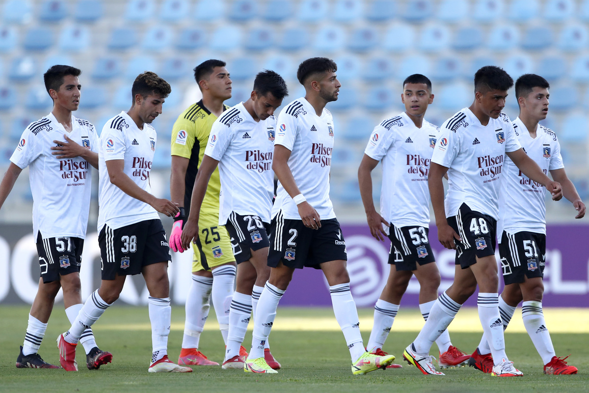 Futbolista de Colo-Colo se retiran cabizbajos tras la derrota ante Audax Italiano el 2021.