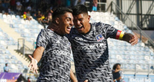 Jordhy Thompson celebrando junto a Esteban Pavez el 1-0 parcial de Colo-Colo sobre O'Higgins en el Estadio el Teniente de Rancagua.