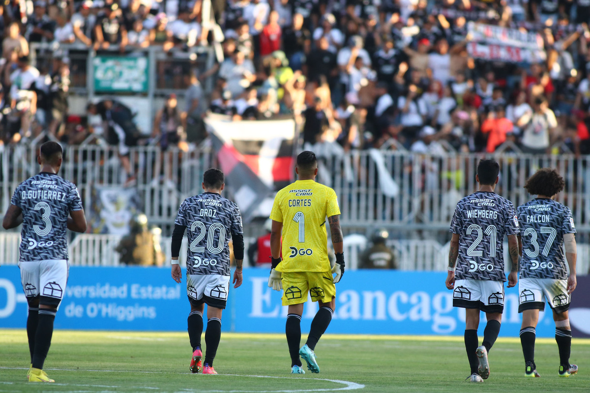 Futbolistas de Colo-Colo caminan cabizbajos tras la goleada 5-1 sufrida a manos de O'Higgins en el Campeonato Nacional 2023.