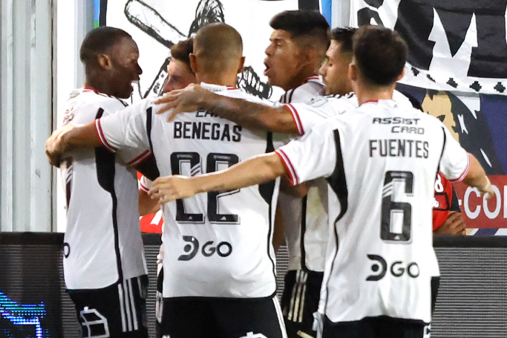 Plantel de Colo-Colo celebrando un gol en el Estadio Monumental durante el Campeonato Nacional 2023.