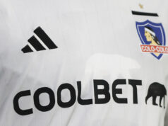 Primer plano a la parte frontal de la camiseta de Colo-Colo durante la temporada 2023.