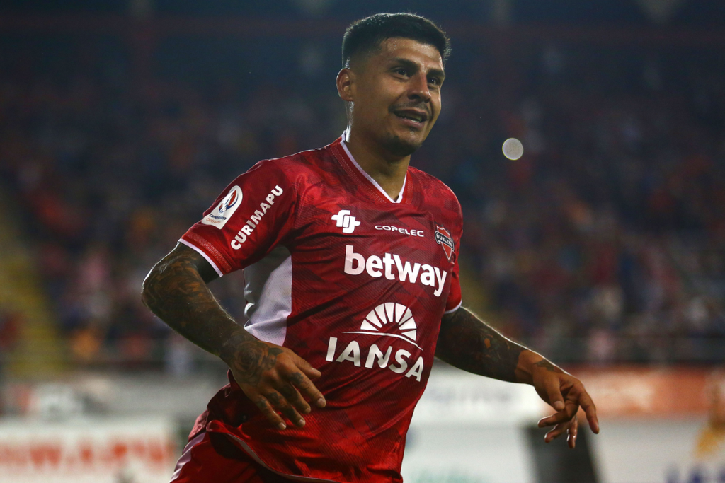 Patricio Rubio celebrando un gol con la camiseta de Ñublense de Chillán.