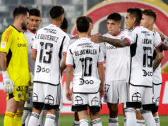 Jugadores de Colo-Colo reunidos y abrazados antes de enfrentar a Santiago City por la Copa Chile 2023.