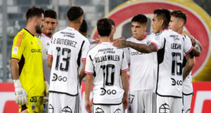 Jugadores de Colo-Colo reunidos y abrazados antes de enfrentar a Santiago City por la Copa Chile 2023.