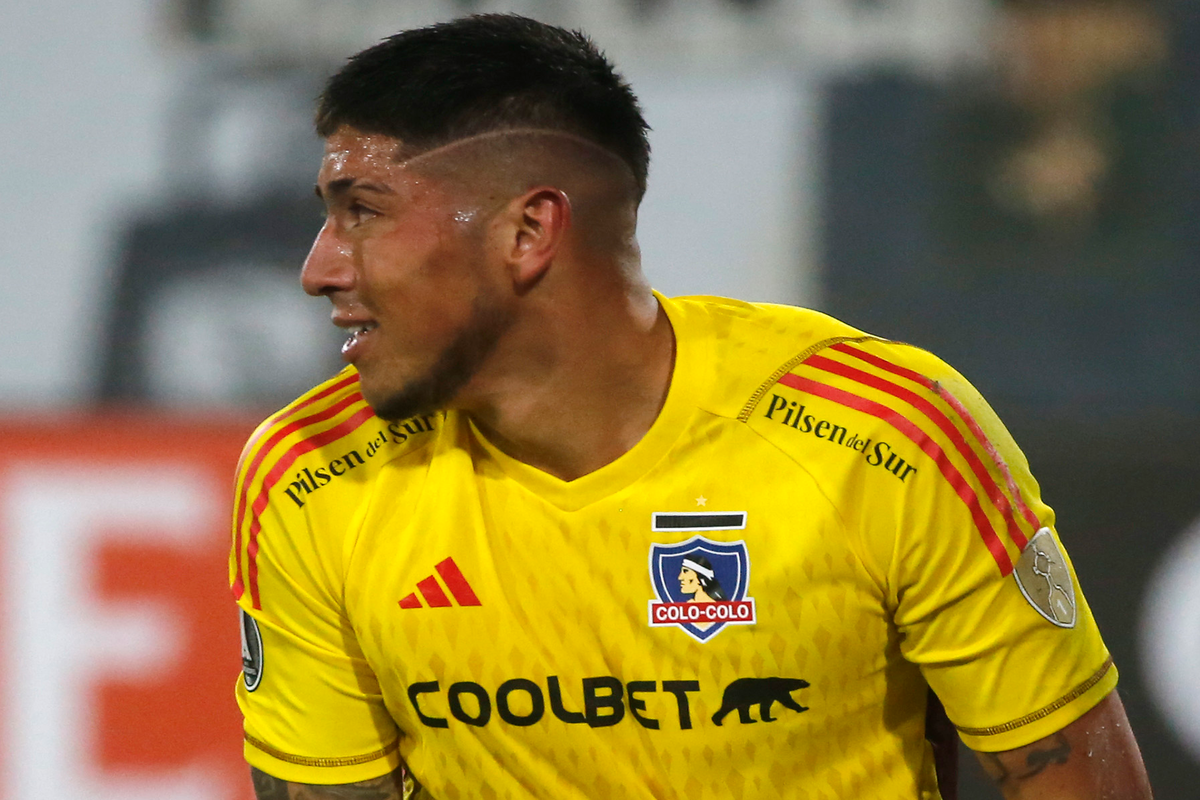 Brayan Cortés con una mirada pensativa mientras defiendo la camiseta de Colo-Colo.