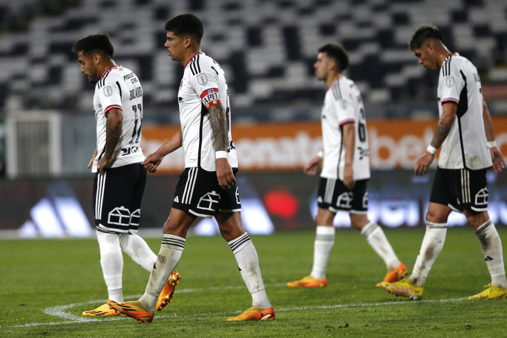 Jugadores de Colo-Colo se retiran cabizbajos tras la derrota del equipo ante Curicó Unido en la primera rueda del Campeonato Nacional 2023