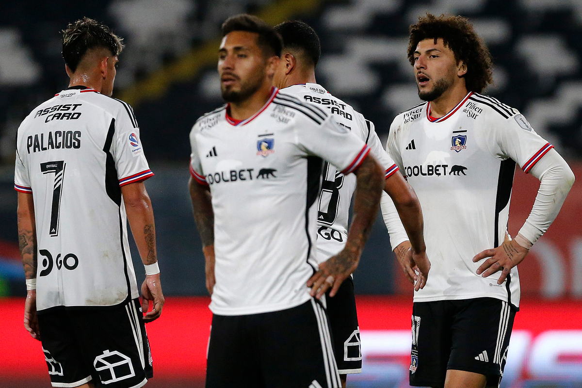 Futbolistas de Colo-Colo cabizbajos y con las manos en la cintura tras caer ante Curicó Unido en el cierre de la primera rueda del Campeonato Nacional.