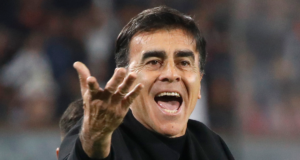 Gustavo Quinteros con la mano en alto reclamando una infracción en Copa Libertadores.