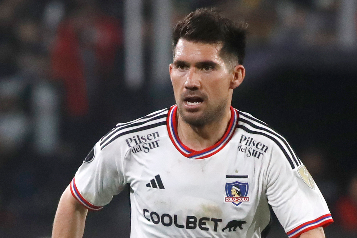 César Fuentes defendiendo la camiseta de Colo-Colo en el Estadio Monumental.