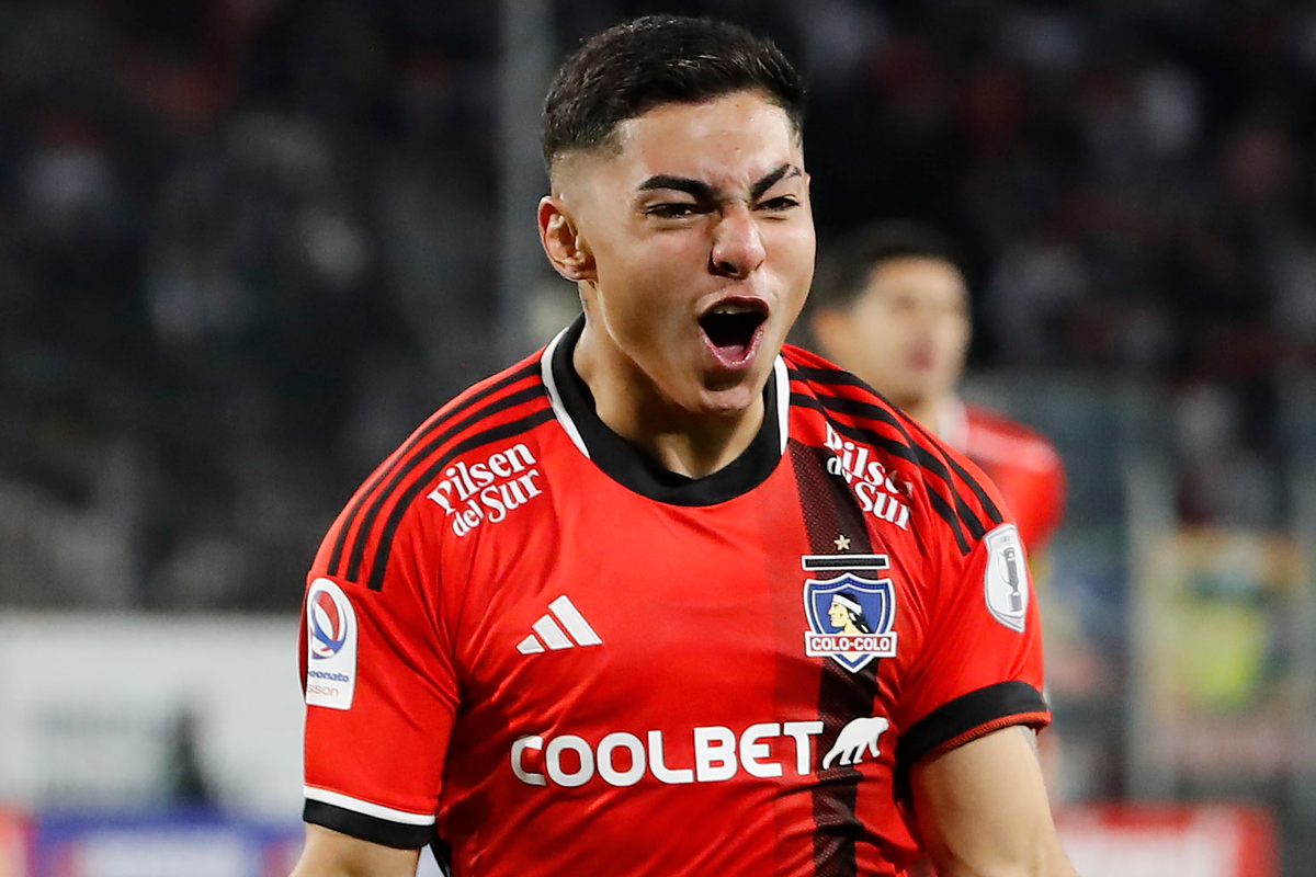 Jordhy Thompson celebrando eufórico un gol con Colo-Colo en el triunfo 6-1 ante Unión la Calera por la Copa Chile 2023.