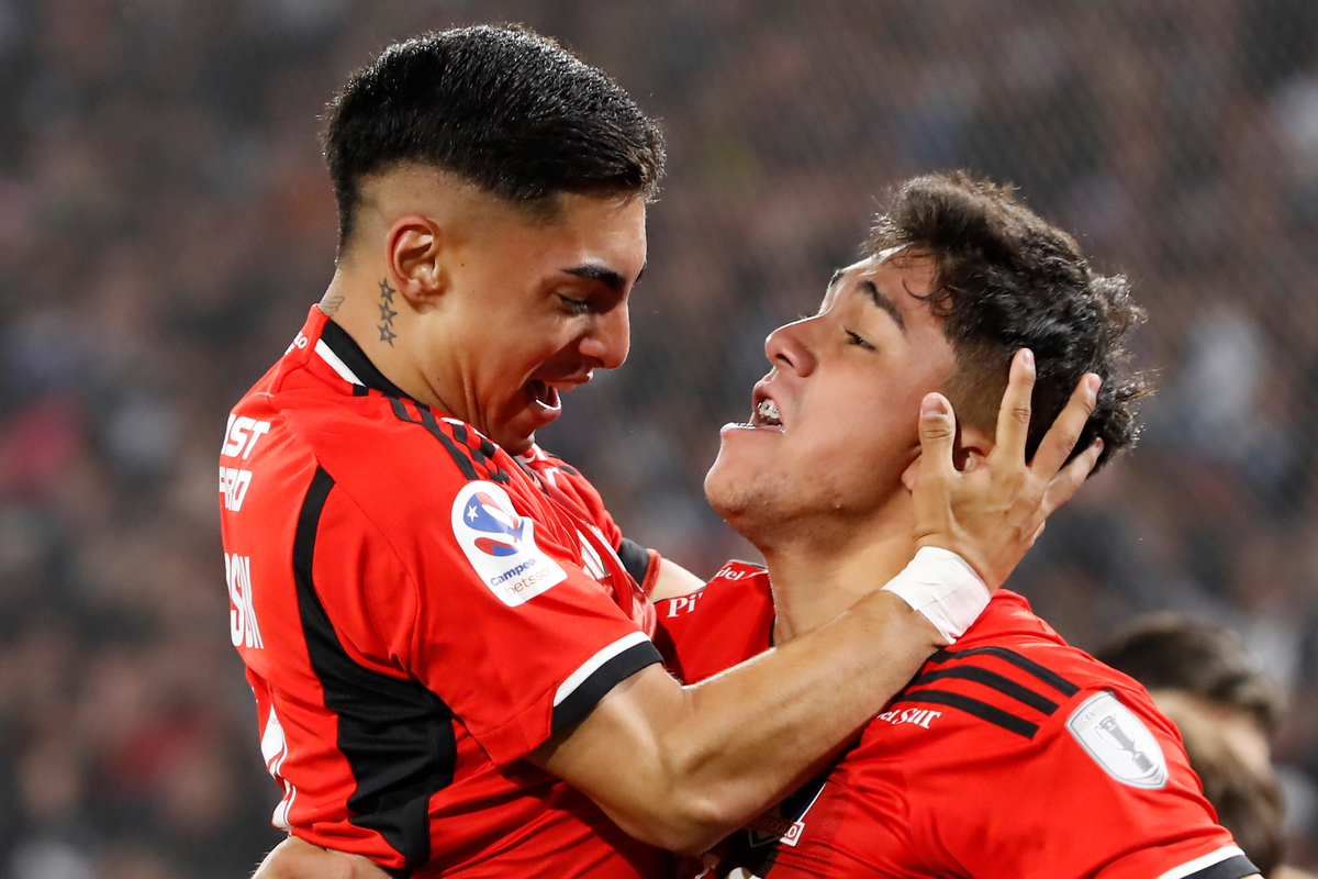 Jordhy Thompson y Damián Pizarro se abrazan en medio de una celebración de un gol de Colo-Colo en el Estadio Monumental.