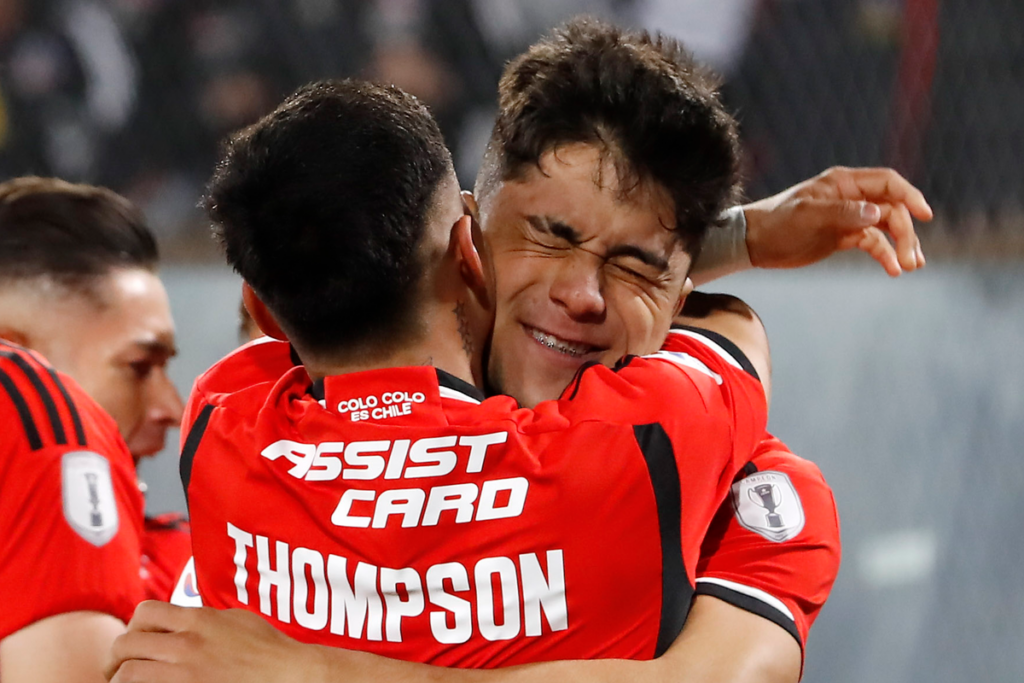 Damián Pizarro abraza emocionado a Jordhy Thompson en medio de una celebración de Colo-Colo en la victoria 6-1 sobre Unión la Calera por Copa Chile.