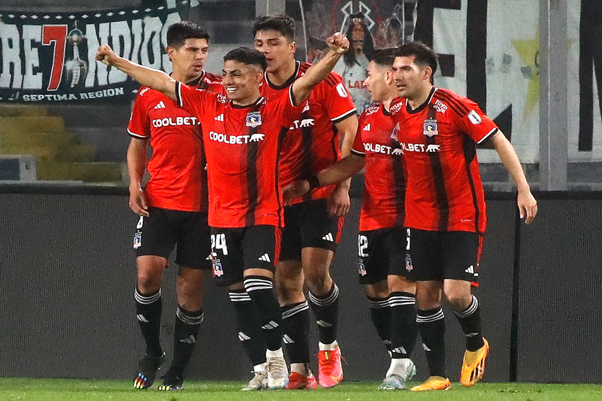 Jordhy Thompson celebrando un gol junto a sus compañeros de Colo-Colo en la victoria 6-1 sobre Unión la Calera por Copa Chile.