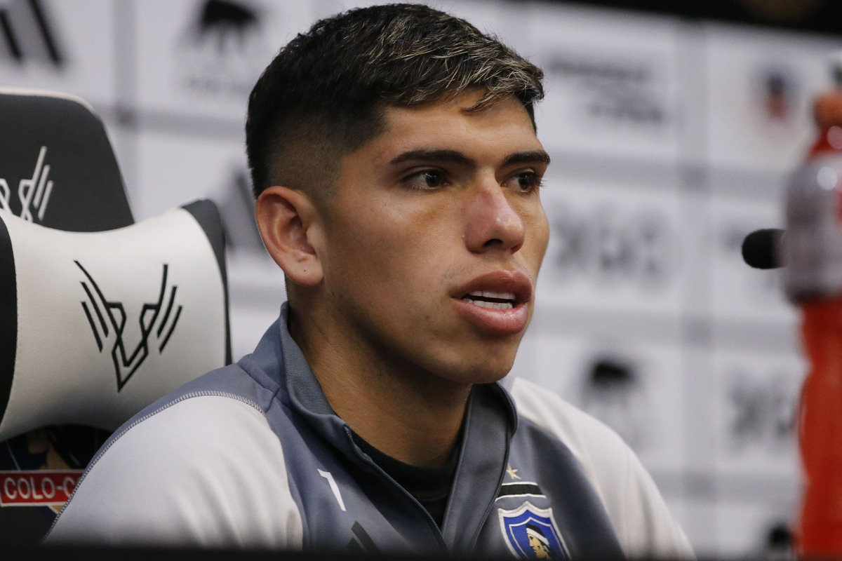 Carlos Palacios en plena conferencia de prensa con la camiseta de Colo-Colo.